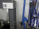 une machine qui se trouve dans une pièce où sont rangés des outils