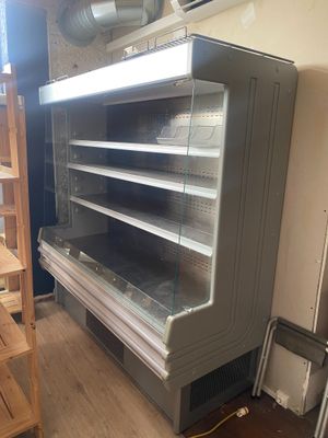 une grande vitrine au milieu d'une pièce