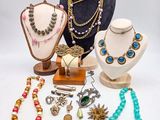 Plusieurs colliers, bracelets et boucles d'oreilles sont exposés sur une table