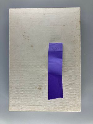 un morceau de papier sur lequel est collé un ruban violet