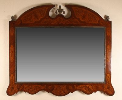 un miroir accroché au mur sur lequel est représenté un crâne