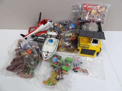 beaucoup de jouets sur la table et des sacs remplis de jouets