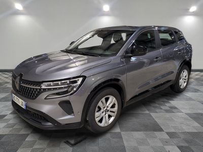 la voiture grise est garée sur le sol en damier d'un garage