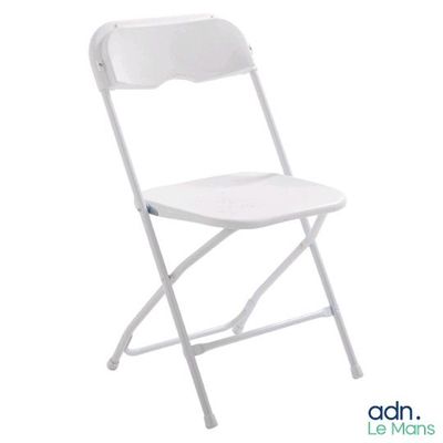 chaise pliante en plastique blanche sur fond blanc, avec un fond blanc