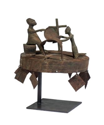 statue représentant un homme et une femme travaillant sur un morceau de bois