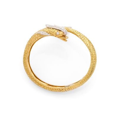 une bague en forme de serpent en or jaune 18 carats sertie de diamants