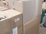 de nombreux cartons empilés les uns sur les autres dans un entrepôt