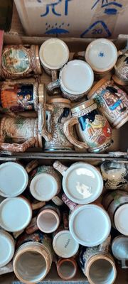 beaucoup d'assiettes et de bols dans une boîte