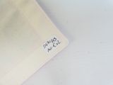 un sac muni d'une étiquette, posé sur une table