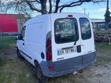 une camionnette blanche garée dans la poussière