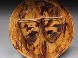 un plateau en bois sur lequel sont posés deux vases