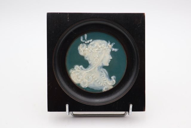 Riffaterre : plaque en barbotine cadre noir