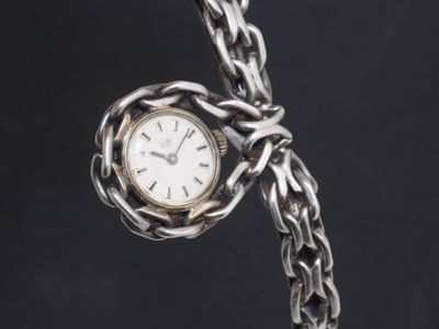 une horloge en argent attachée à une chaîne en argent