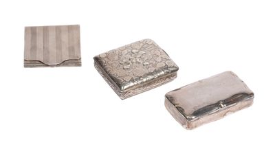 trois pièces métalliques argentées posées sur une surface blanche, sur fond blanc