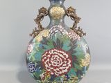 un vase avec un motif floral posé sur une table