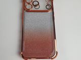 un gros plan sur une coque de téléphone portable avec un dégradé rose et argenté