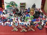 un grand nombre de figurines qui se trouvent sur la table