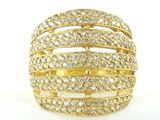 gros plan d'une bague en or avec des diamants sur fond blanc