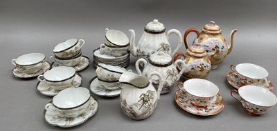 de nombreux types de théières et de tasses sur la table