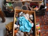 deux boîtes contenant des poupées, posées par terre