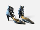 une paire de chaussures bleues avec des lacets au niveau des orteils