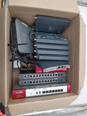 une boîte en carton contenant tout un tas d'ordinateurs de différents types