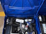 une boîte à outils bleue avec des outils sur le sol