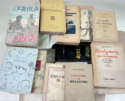un grand nombre de livres posés sur une table