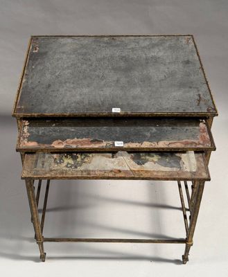 deux vieilles tables en métal, l'une avec un plateau noir et l'autre avec un plateau marron