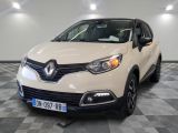 l'avant d'une voiture blanche est garé sur un sol à damier