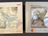 deux boîtes contenant chacune une maquette d'avion