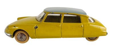petite voiture jaune sur fond blanc, avec un fond blanc