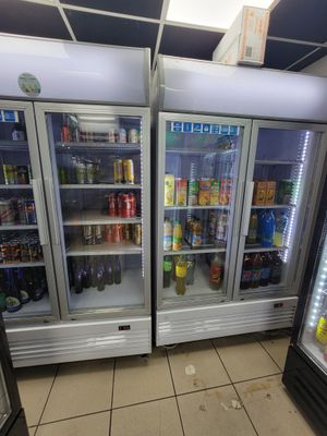 deux réfrigérateurs contenant des boissons dans un magasin