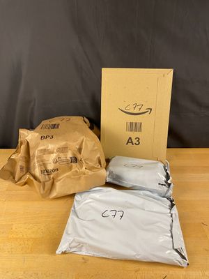 deux sacs de nourriture posés sur une table à côté d'une boîte en carton