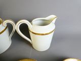 deux tasses et une soucoupe posées sur une table