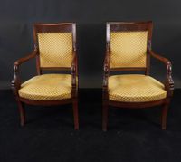 Paire de fauteuils en acajou et placage d'acajou mouluré et …