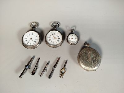 de nombreux types de montres de poche sur la table