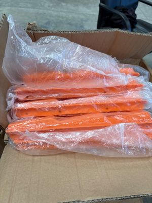 Les caisses de carottes sont emballées dans du plastique et prêtes à être livrées