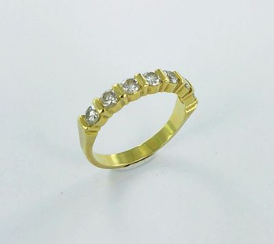 un gros plan d'une bague en or sertie de cinq diamants