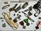 plusieurs types de bijoux différents sur une surface blanche
