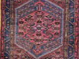 un tapis persan ancien aux couleurs bleues et roses