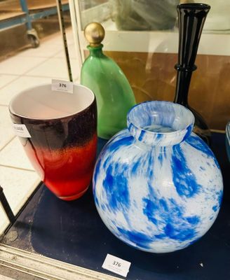 de nombreux vases différents exposés dans une vitrine