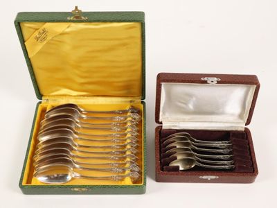 six cuillères dans une boîte posée sur la table