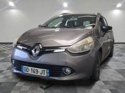 la voiture grise est garée dans le garage sur le sol en damier