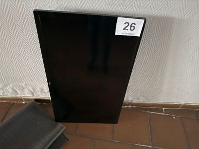une porte noire sur laquelle figure un numéro, dans une pièce