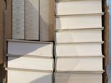 une boîte remplie de livres posée par terre