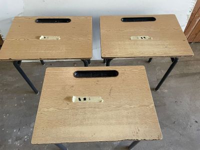 Lot de 3 bureaux d’ ecole en bois et fer .
