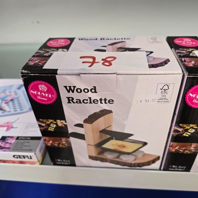 une boîte de raclette en bois posée sur un comptoir