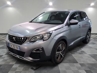 la voiture argentée est garée dans le garage sur un sol en damier