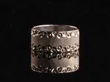 un gros plan d'une bague en argent sur fond noir